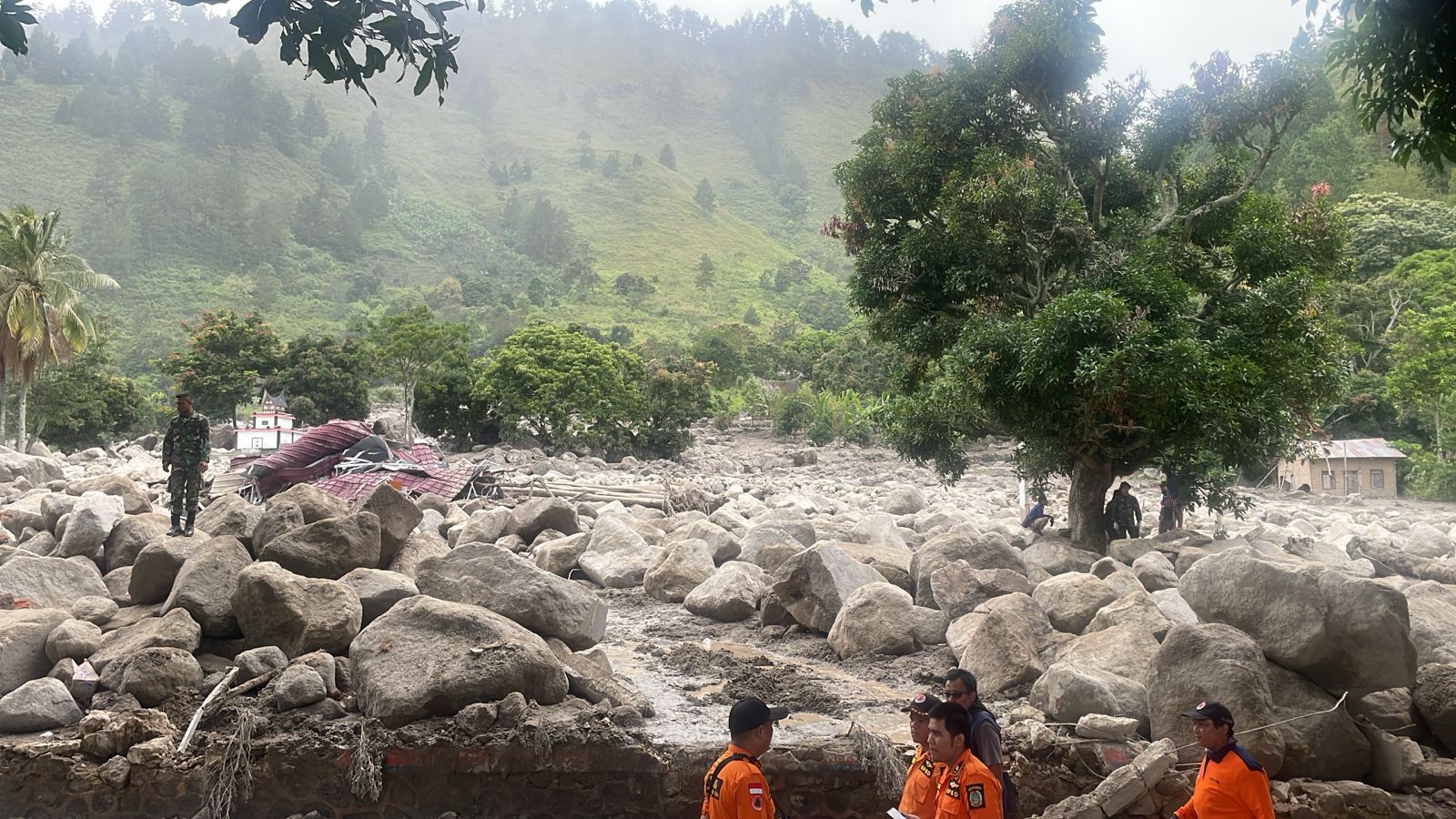 [UPDATE]: Kepala BNPB Terbang Ke Humbang Hasundutan Pimpin Rakor, Serahkan Bantuan dan Tinjau Lokasi Terdampak Banjir Bandang